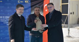 Bakan Yumaklı, Van'da "Yem Bitkileri Tohumu ve Sıvat Dağıtım Töreni"nde konuştu: