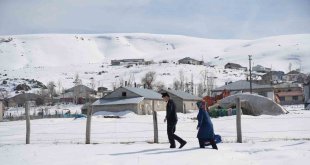 Evde Sağlık Birimi ekipleri karla kaplı köylere giderek hastaları tedavi ediyor