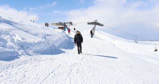Spor Bilimleri Fakültesi Dekanı, yamaç paraşütüyle Bingöl'ün doğasını keşfediyor
