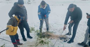 Yüzeyi buz tutan Balık Gölü'nde, buzu kırıp balık tuttular