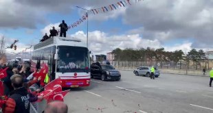 Cumhurbaşkanı Erdoğan geçerken yola karanfiller attılar