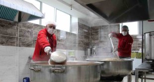 Bingöl'de Türk Kızılayı, Ramazan ayında ihtiyaç sahipleri için sıcak yemekler pişiriyor