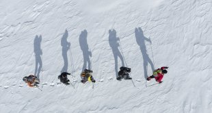 Karslı dağcılar, karla kaplı 3 bin 197 rakımdaki Kısır Dağı'na tırmandı