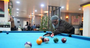 68 yaşındaki Turgut Dede, bilardo tutkusunu 35 yıldır sürdürüyor