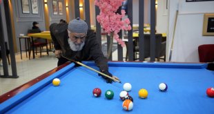Muş'ta yaşayan 68 yaşındaki Turgut Özçilingir, bilardo tutkusuyla dikkati çekiyor