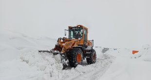 Muş'ta tipi nedeniyle yolda mahsur kalan 85 kişi kurtarıldı
