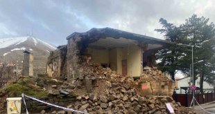 Bitlis'te sağanak yağışla bir taş ev yıkıldı