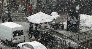 Yüksekova'da sağanak yerini kar yağışına bıraktı
