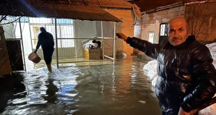 Yüksekova'da evi sular altında kalan 5 nüfuslu aile, akrabalarına sığındı