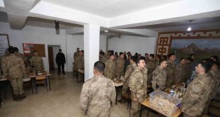 Kaymakam Kumcu Mehmetçikle birlikte iftar açtı