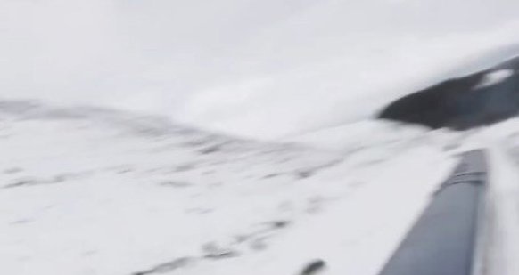 Snowboardla Doğu Ekspresi'nin üzerinden atladı