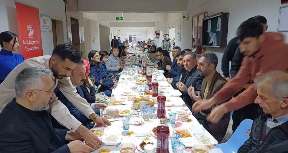 Malazgirtli iş adamından üniversite öğrencilerine iftar yemeği