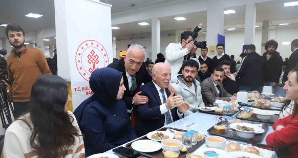 Şehrin yöneticileri, öğrencilerle iftar sofrasında buluştu
