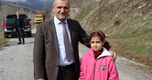 "Çocuklar yerde ders çalışmasın" diye kitaplıklı masa yaptılar