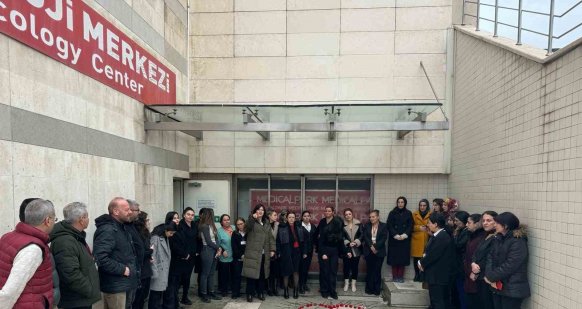 Eşi tarafından katledilen kadın, öldürüldüğü hastanenin önünde arkadaşları tarafından anıldı