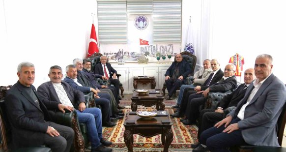 Battalgazi Muhtarlar Derneği'nden Başkan Güder'e teşekkür plaketi