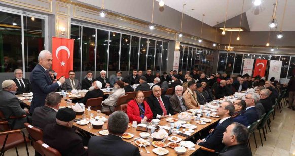 Muş'ta yaşlılar iftarda buluştu