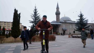 Erzurum'da scooterlar yollara çıktı, ihtiyarlar scooterı sevdi