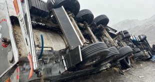 BBP Genel Başkanı Destici, Erzurum'da kazada yaralanan tır sürücüne yardım etti