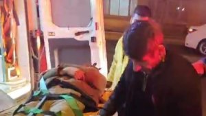 Ağır hasarlı binanın 1'inci katından düşen şahıs yaralandı