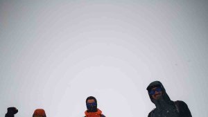Ağrı'da dağcılar kar ve tipi engeline takıldı