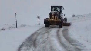 Elazığ'da kar yağışı nedeniyle 30 köy yolu ulaşıma kapandı