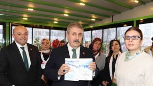 Destici'ye kitap hediye etti