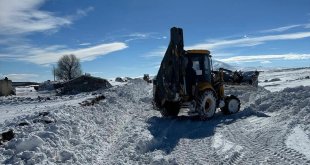 Kars'ta kar ve tipi nedeniyle yolda mahsur kalan 4 araç kurtarıldı