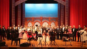 Muş'ta sahnelenen "Arşın Mal Alan Opereti" büyük beğeni topladı