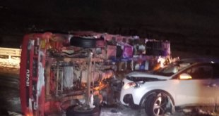 Kars'ta kar nedeniyle devrilen kamyona otomobil çarptı, 3 kişi yaralandı