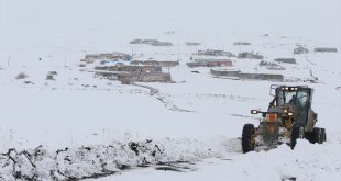 Kars'ta özel idare ekiplerinin baharda karla mücadele mesaisi devam ediyor
