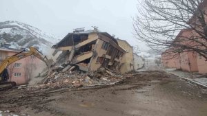 Pülümür'de, ağır hasarlı konutların yıkımına başlandı