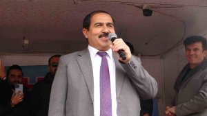 Kendini 'yerli patates' olarak tanıtan Belediye Başkan Adayı Ahi'den gövde gösterisi