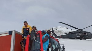 Bingöl'de tipide dağlık alanda mahsur kalan avcılar helikopterle kurtarıldı