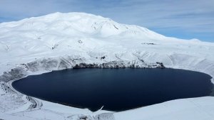 Aygır Gölü yeniden beyaza büründü