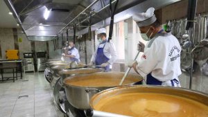 Elazığ'da dev kazanlar, iftar sofraları için kaynıyor