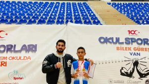 Ahlatlı öğrenci bilek güreşinde bölge birincisi oldu