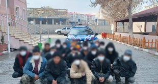 Iğdır'da 39 düzensiz göçmen ile 4 insan kaçakçısı yakalandı
