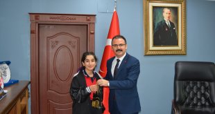 Şemdinli Kaymakamı Ateş, başarılı öğrencileri ödüllendirdi