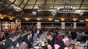 Çocuklar sevgi sofrasında iftar açtı