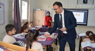Şemdinli Kaymakamı Ali Ekber Ateş, okulları ziyaret etti
