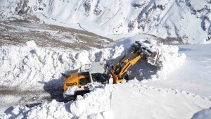 Muş'ta kar kalınlığının 7 metreyi bulduğu yolda çalışma