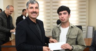 Muş'ta YSK ve LGS deneme sınavlarında derece alan öğrenciler ödüllendirdi