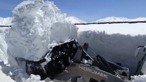Hakkari'de 7 metreyi bulan karda çalışma