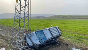 Elazığ'da hafif ticari araç elektrik direğine çarptı: 5 yaralı