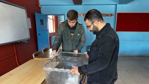 Yüksekova'da sandıklar okullara yerleştirildi