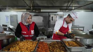 Türk Kızılay'ın aşevlerinde kazanlar ihtiyaç sahipleri için kaynıyor