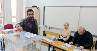 Türkiye yerel yöneticileri seçmek için sandık başında