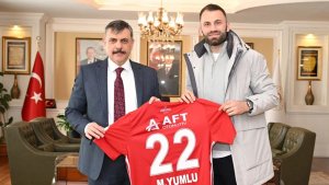 Mustafa Yumlu'dan Vali Çiftçi'ye forma