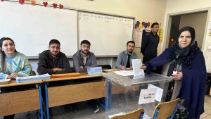 Yüksekova'da oy kullanma işlemi başladı